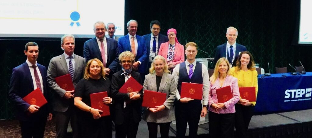 Con il ministro Pierre-André Chiappori, Kelly Greig TEP, presidente di STEP Worldwide; Paolo Panico TEP, Presidente di STEP Europa; il Presidente di STEP Monaco, Maurizio Cohen; il Direttore della IUM, Jean-Philippe Muller e gli studenti laureati