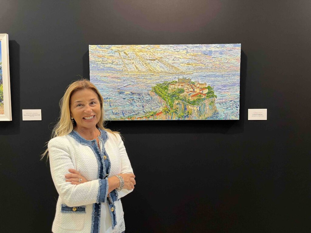 L'Ambasciatore d'Italia Manuela Ruosi posa davanti ad un quadro che rappresenta il "Rocher"