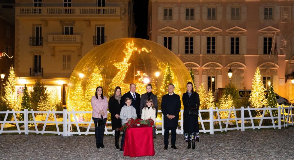 Il Principe Ereditario Jacques e la Principessa Gabriella hanno acceso le luci natalizie di tutto il Principato di Monaco, accompagnati dai loro genitori LL.AA.SS. il Principe Alberto II e la Principessa Charlene.