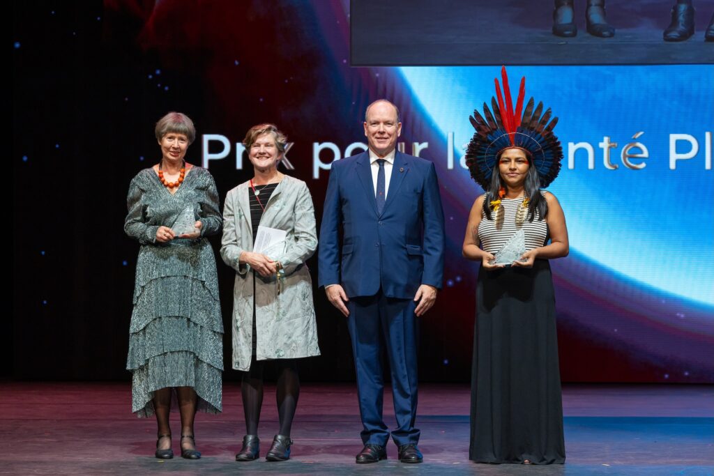 Il Principe Alberto II di Monaco con le tre vincitrici del Premio per la salute del Pianeta della FPA2: Juma Xipaia, Lidia Morawska e Pippa Howard per NatureMetrics