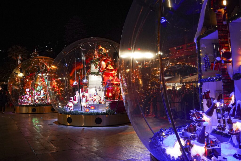 La piazza del Casinò di Monte-carlo con le straordinarie illuminazioni