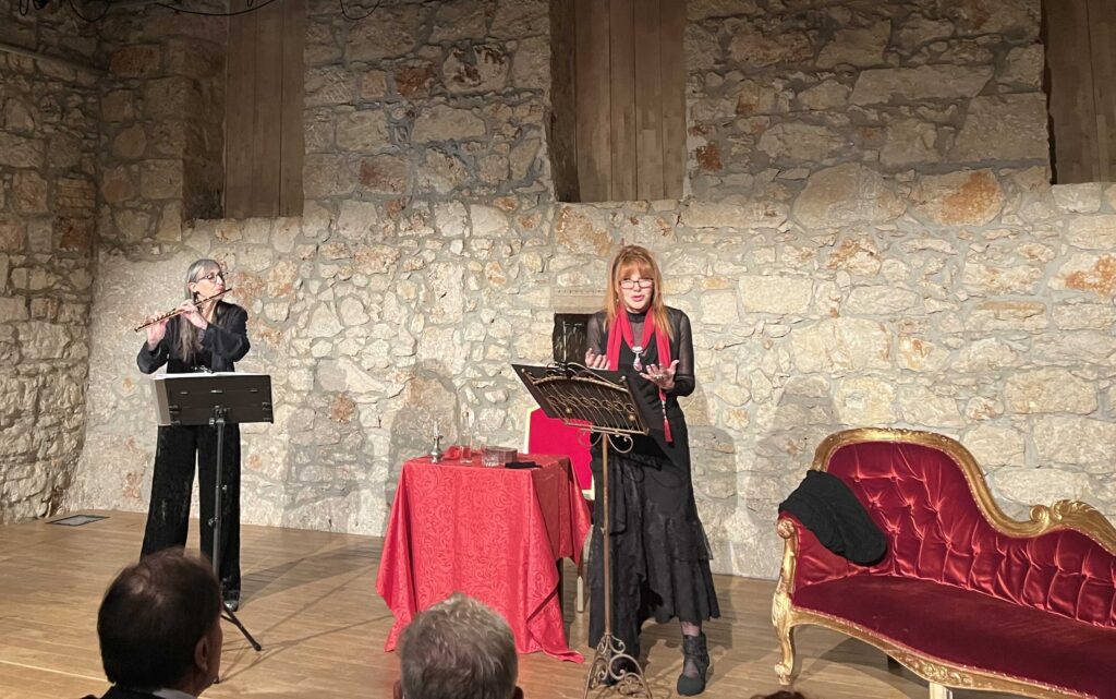 L'associazione Teatro della Vita ha organizzato una serata unica e ricca di emozioni con il titolo "Echi e parole tra muri e dipinti" con Laura Trimarchi e Elena Cecconi