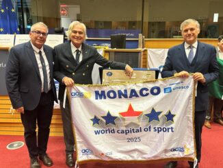 Frédéric Labarrere, Ambasciatore di Monaco in Belgio, ha ricevuto la bandiera simbolica dell'Associazione delle Capitali e Città Europee dello Sport (ACES).