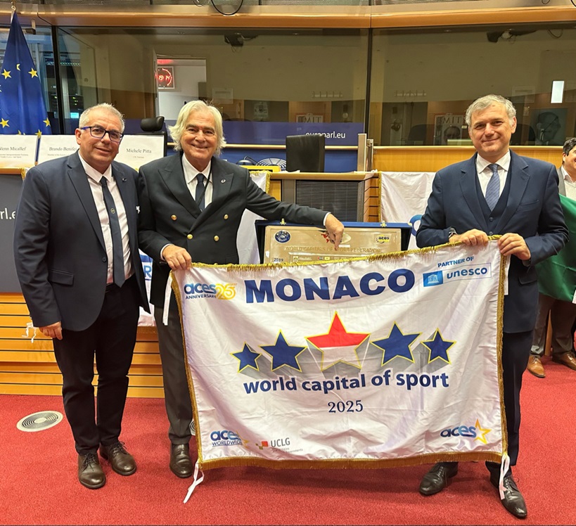 Frédéric Labarrere, Ambasciatore di Monaco in Belgio, ha ricevuto la bandiera simbolica dell'Associazione delle Capitali e Città Europee dello Sport (ACES).