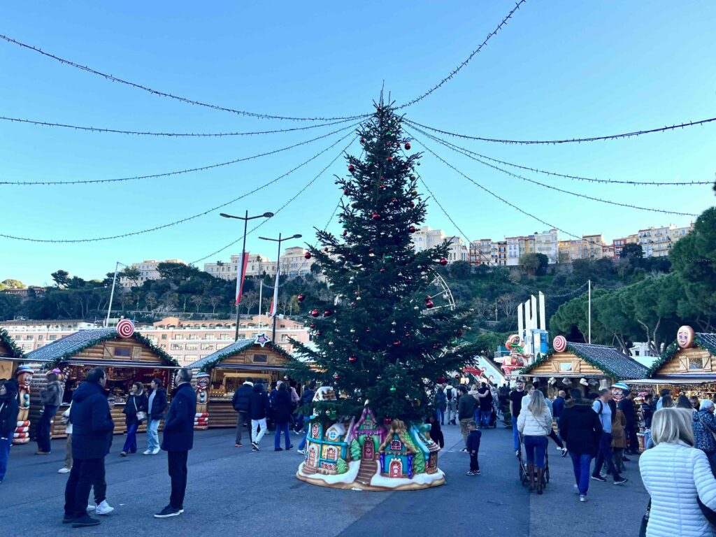 San Silvestro al Villaggio di Natale con Fuochi d'Artificio sul porto di Monaco