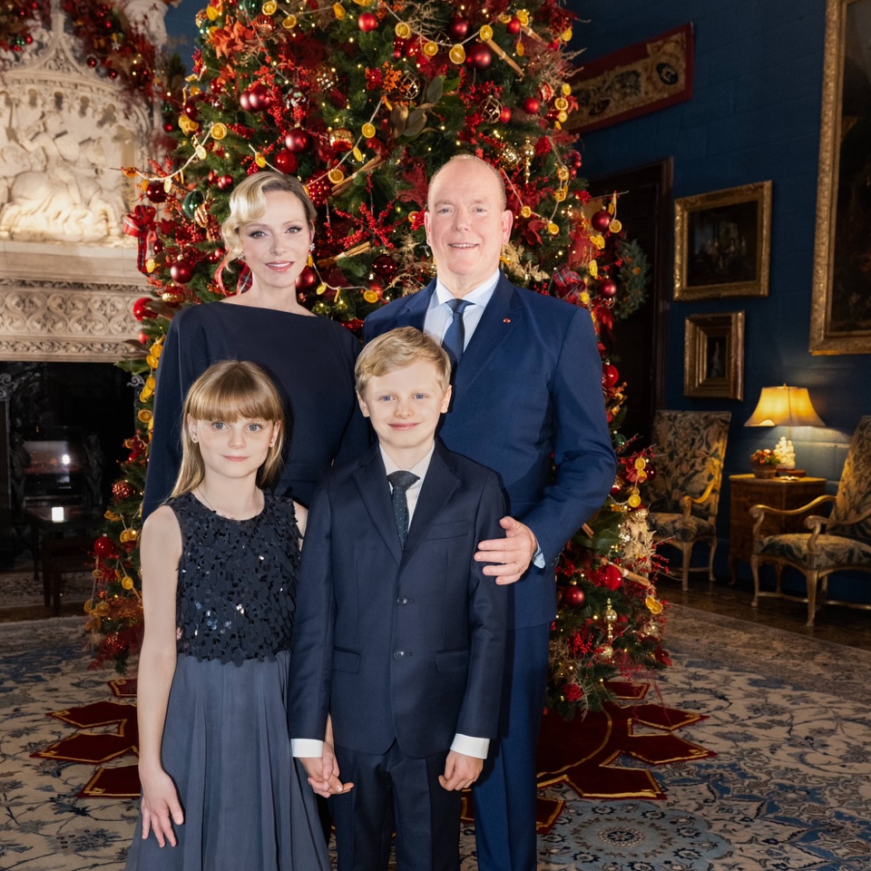  S.A.S. il Principi Albert II rivolge l'augurio di Buon Anno con un discorso e quest'anno, oltre ad avere accanto S.A.S. la Principessa Charlene, a fare gli auguri anche i Principi Jacques e Gabriella. 