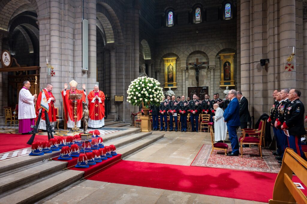 La tradizionale Messa di commemorazione di San Sebastiano, patrono dei Carabinieri di Monaco, si è svolta questa mattina alla presenza di S.A.S. il Principe Alberto II.