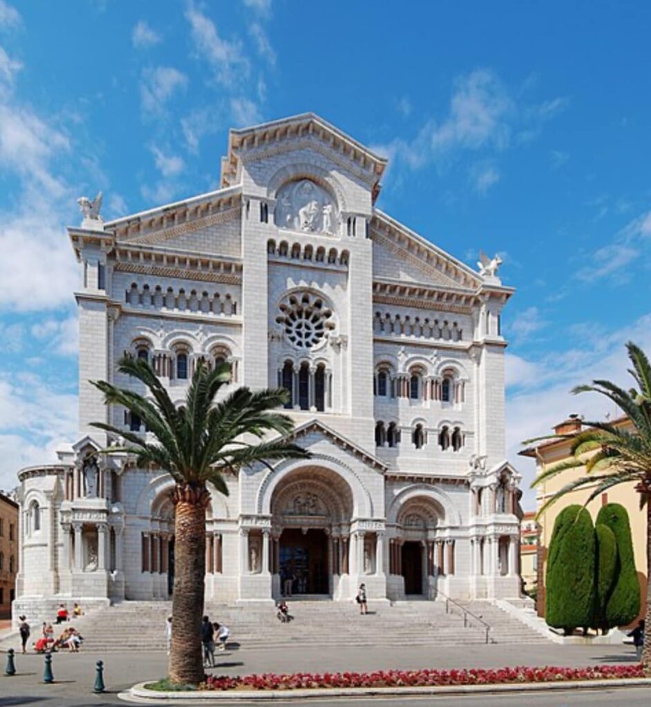 Sabato 18 bandiere a mezz'asta in segno di lutto a Monaco per la scomparsa del ministro di Stato didier Guillaume. I funerali del ministro si terranno giovedì 23 gennaio in cattedrale