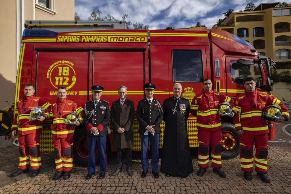 Consegna di caschi a 4 nuove reclute dei pompieri di Monaco