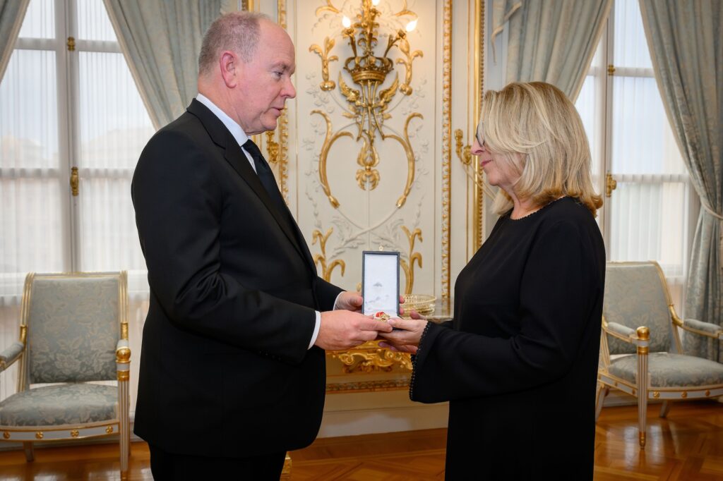 Il Principe onora la memoria di Didier Guillaume nominandolo commendatore postumo dell'ordine di saint Charles.