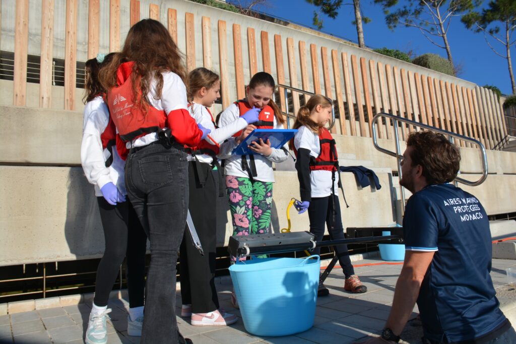 Grazie ad una nuova tecnologa di telecamere marine subacquee BRUVS, gli alunni di 4a elementare della scuola St.Charles, responsabili dell'Area Marina Educativa di Monaco apprendono a riconoscere la fauna carnivora.