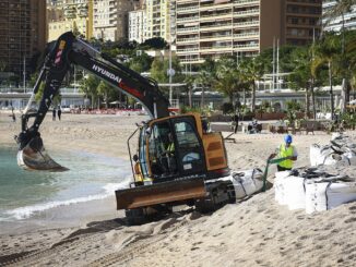 Saranno prolungati fino al 25 aprile, a causa del continuo maltempo e mareggiate, i lavori di livellamento della spiaggia del Larvotto
