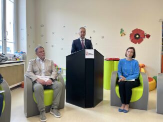 Il sindaco Georges Marsan e Chloe Boscagli-Leclerc hanno presentato la Giornata della Prima Infanzia