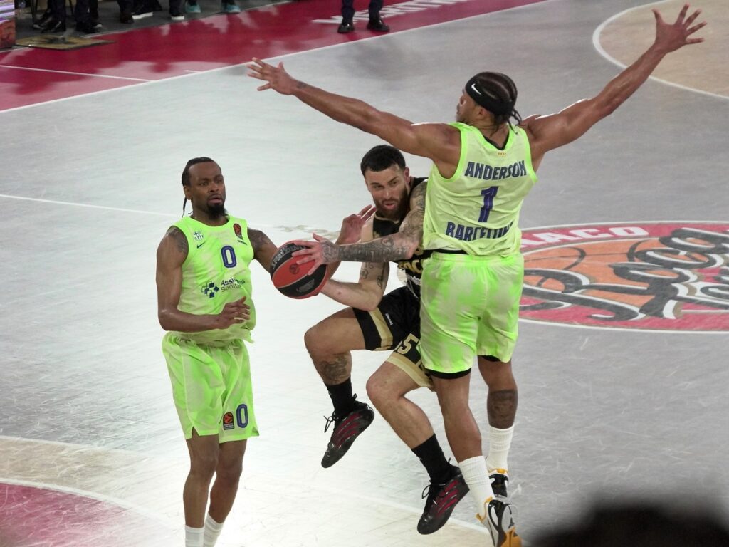 Mike James all'attacco contro il Barça