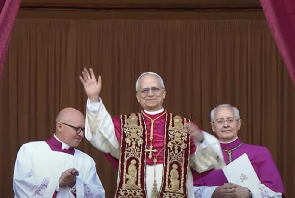 Acclamato dal mondo Papa Leone XIV, Robert Francis Prevost