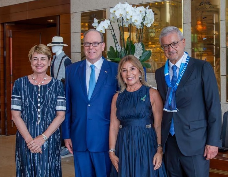 L'Ambasciatore d'Italia a Monaco, Manuela Ruosi, posa, con il consorte, all'arrivo del Sovrano e del Ministro di Stato ad Interim e degli esteri, Isabelle Berro-Amadei,