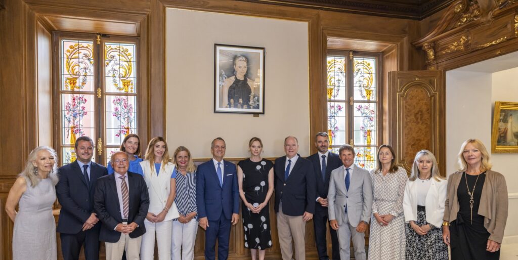 I Principi di monaco inaugurano il ritratto delle Principesse Charlene e Grace nella sala dei matrimoni del Comune di Monaco