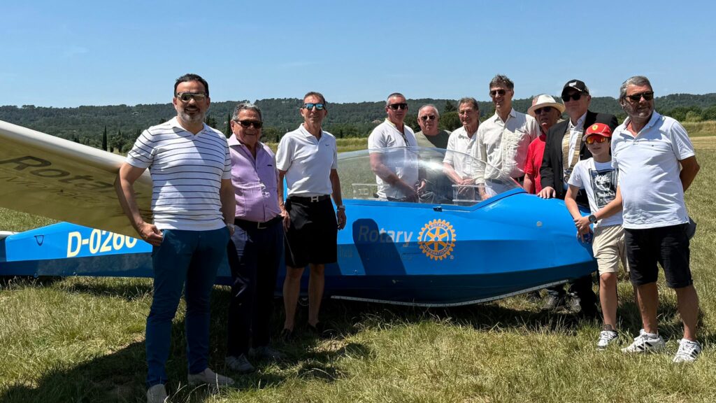 Il Rotary Club di Monaco ha donato un aliante all’Associazione Monégasque del "Vol à Voile" per avvicinare i giovani al'aliante.