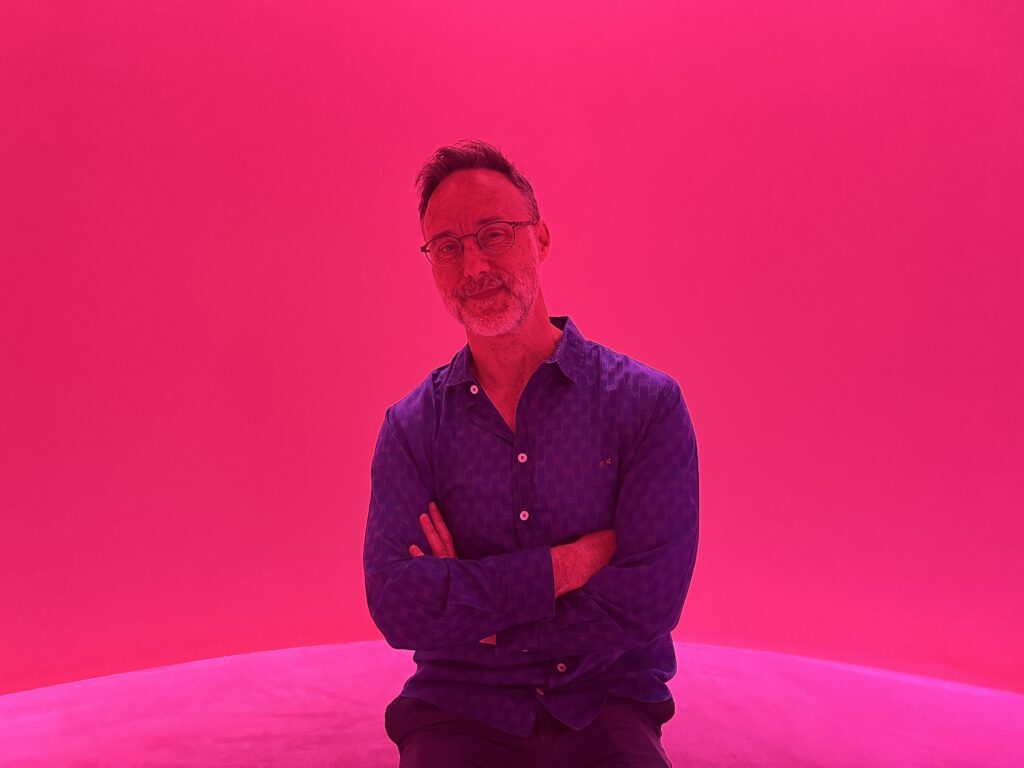 Roque Rivas ha realizzato il tema sonoro per ogni stanza monocromatica