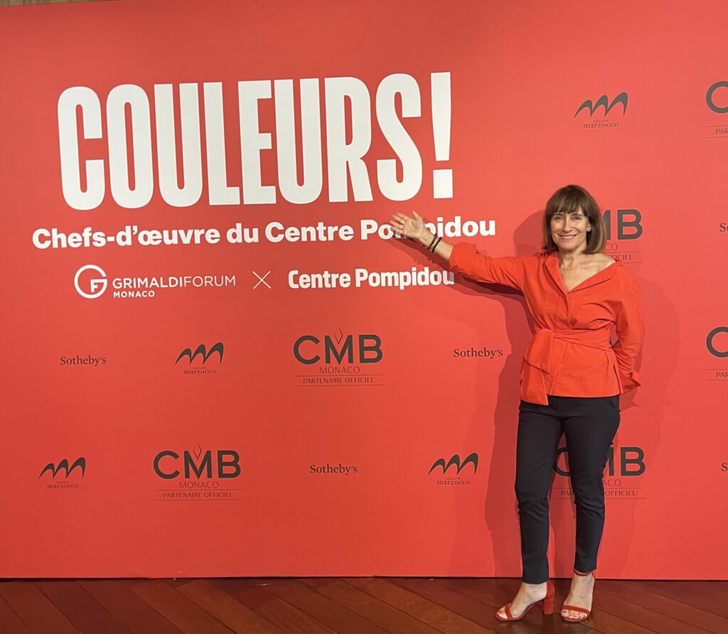 Sylvie Biancheri, direttore del Grimaldi Forum, presenta la mostra Couleurs che è subito un successo,