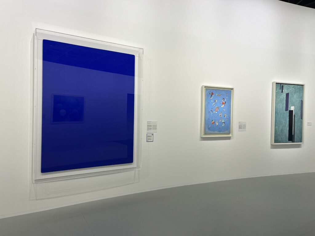 La zona del blu, in primo piano un quadro di Klein