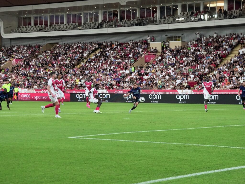 Barella corre verso la porta del Monaco,