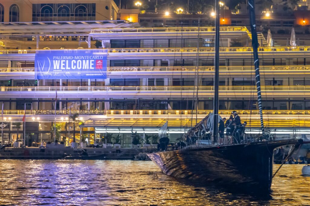 L'arrivo di Black Jack 100 davanti allo Yacht Club di Monaco