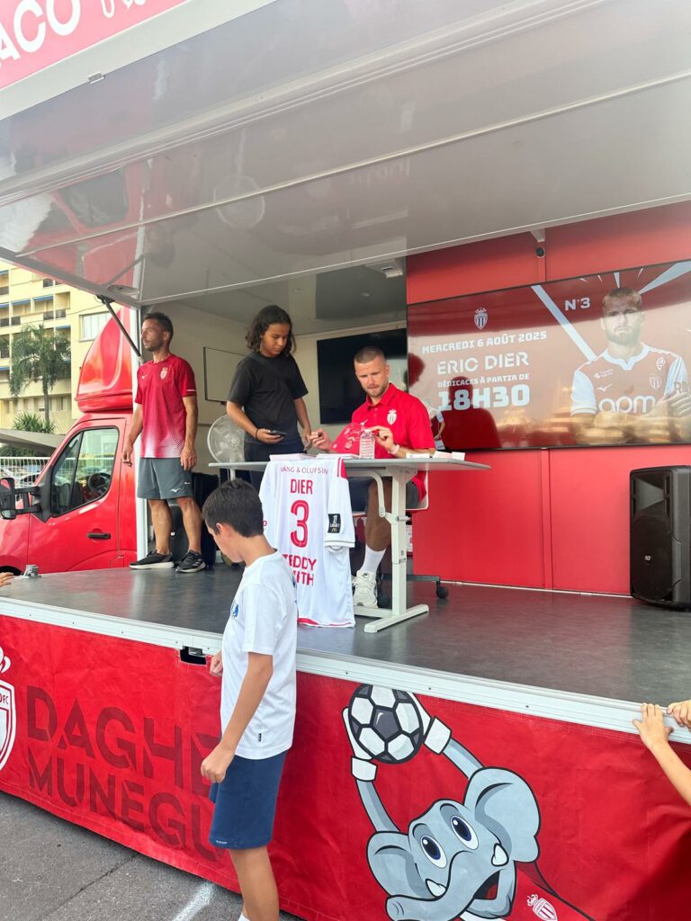 Il nuovo difensore del Monaco football Eric Dier ha incontrato i tifosi