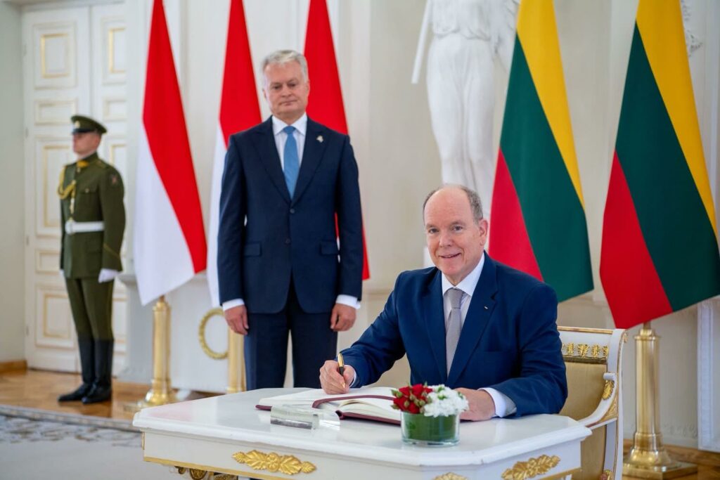Il principe Alberto II di Monaco in visita ufficiale in Lituania ha incontrato il presidente Nauseda