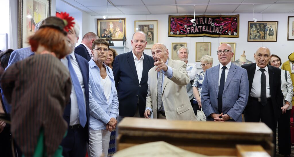 Il dottor Alain Frère, ha compiuto 90 anni, accanto a lui LL.AA.SS. il Principe Alberto II e la Principessa Stéphanie di Monaco