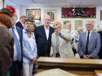 Il dottor Alain Frère, ha compiuto 90 anni, accanto a lui LL.AA.SS. il Principe Alberto II e la Principessa Stéphanie di Monaco