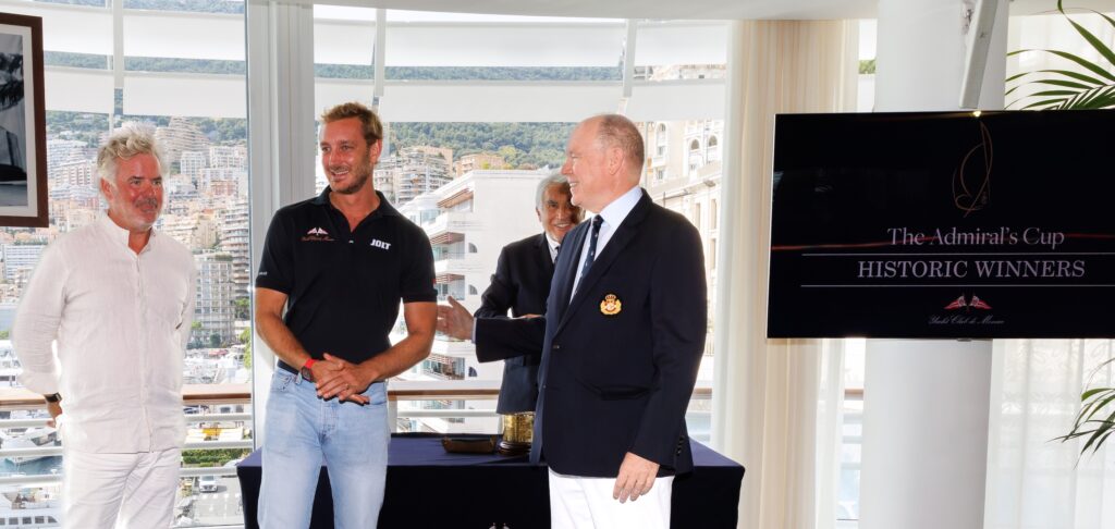 Il Sovrano di Monaco in compagnia dei campioni che hanno portato l'Admiral Cup allo YCM: Pierre Casiraghi vice-presidente YCM e Peter Harrison membro dello YCM.