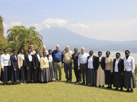 Il Principe Alberto II con Padre Fabien e Suor Marie Claire e le persone della Casa di Carit
