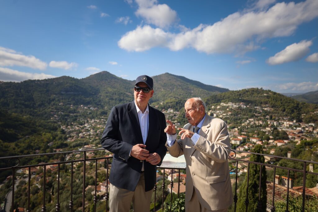 S.A.S. il Principe Alberto II ammira il panorama con Alain Frère