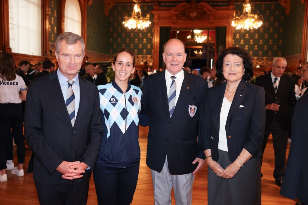 Tra il Sovrano e il Ministro di Stato c'è Lisa Pou, regina del nuoto monegasco e Yvette Lambin Berti, rappresentante del comitato olimpico monegasco.
