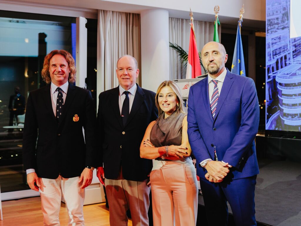 Al centro il Sovrano tra l'Ambasciatore Manuela Ruosi e l'imprenditore Massimiliano Mordenti; a destra Diego Nargiso