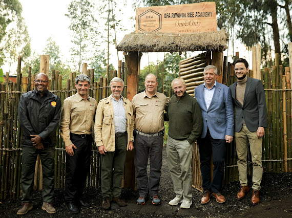 S.A.S. il Principe Alberto II di Monaco si è in visita ufficiale in Ruanda. Prima tappa, la visita di due delle cinque arnie-scuola create dall’Osservatorio Francese di "Apidologie" (OFA)