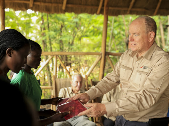 S.A.S. il Principe Alberto II di Monaco si è in visita ufficiale in Ruanda. Prima tappa, la visita di due delle cinque arnie-scuola create dall’Osservatorio Francese di "Apidologie" (OFA)