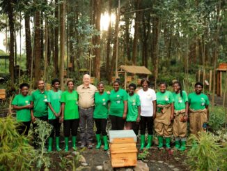 S.A.S. il Principe Alberto II di Monaco si è in visita ufficiale in Ruanda. Prima tappa, la visita di due delle cinque arnie-scuola create dall’Osservatorio Francese di "Apidologie" (OFA)