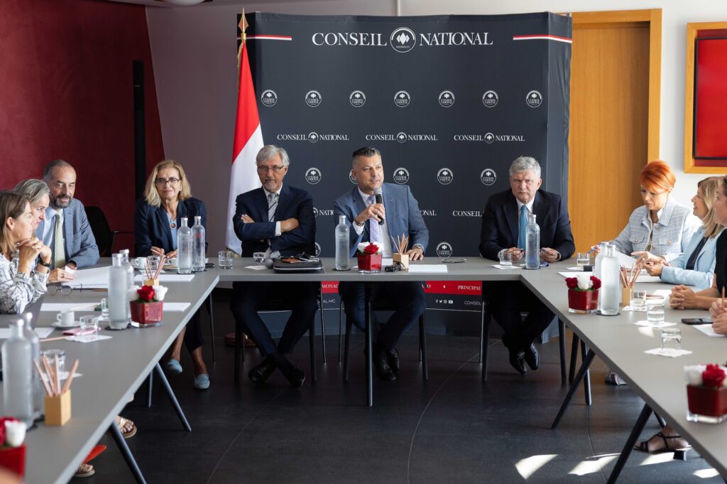 Bilancio di Monaco in attivo a 2,5 miliardi. Tensioni sul CTVD: il Consiglio Nazionale blocca la rettifica, il Governo ritira la legge e apre al dialogo.