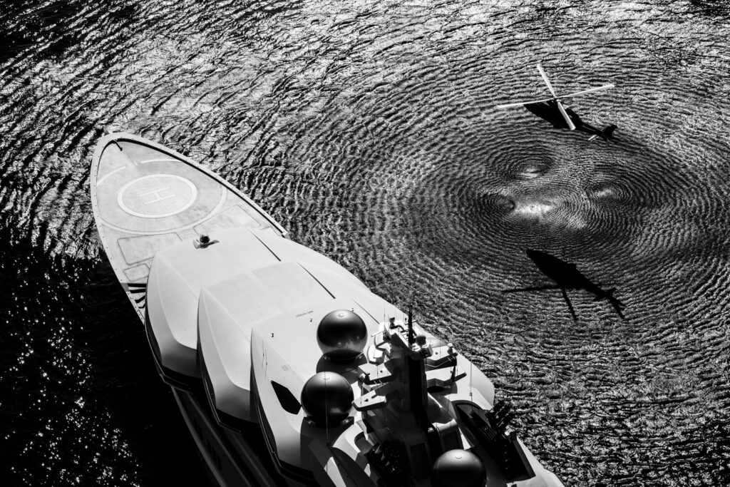 Al Monaco Yacht mostra di Guillaume Plisson, “Hommage au Yachting”,