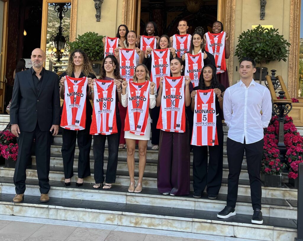 La squadra MBA al completo con l'allenatore Petros Prekas e il suo vice Efstratios Nianos