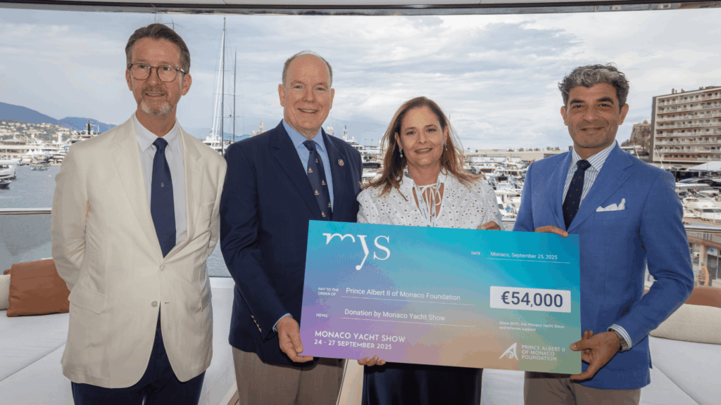 In occasione della sua visita ufficiale alla 34ª edizione del Monaco Yacht Show (MYS), S.A.S. il Principe Alberto II di Monaco ha ricevuto una donazione di 54.000 euro destinata alla Fondazione Prince Albert II de Monaco.
