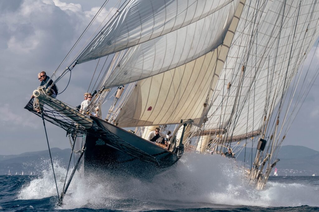 Le 150 protagoniste, motoscafi e vele d'epoca, del 17° Monaco Classic Week ormeggeranno alla marina dello Yacht Club di Monaco e da domani alle 14 inizieranno le regate.