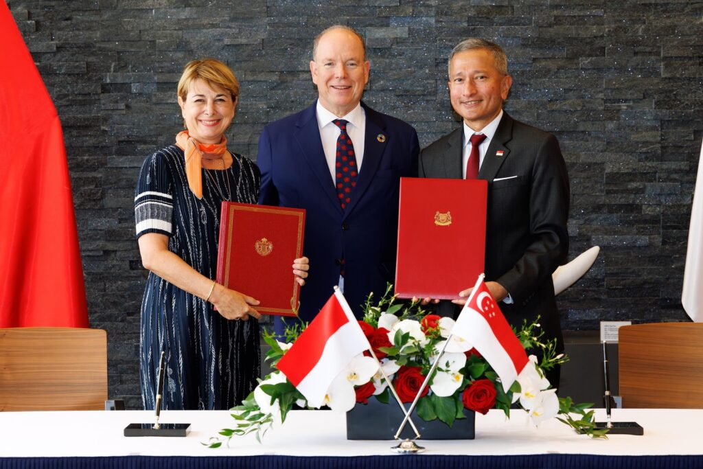 Al centro il Principe Alberto II di Monaco ai due lati i Ministri degli esteri Isabelle Berro-Amadeï e Vivian Balakrishnan