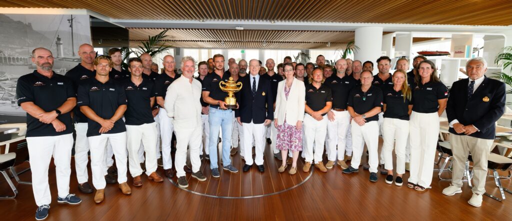 Foto ricordo delle due squadre che hanno portato il trofeo Admiral's CUp allo YCM.