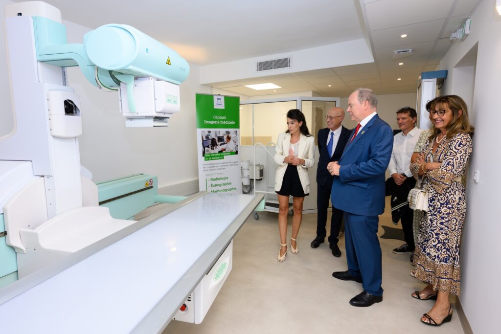 Alberto II visita la Maison Médical di Roquefort les Pins