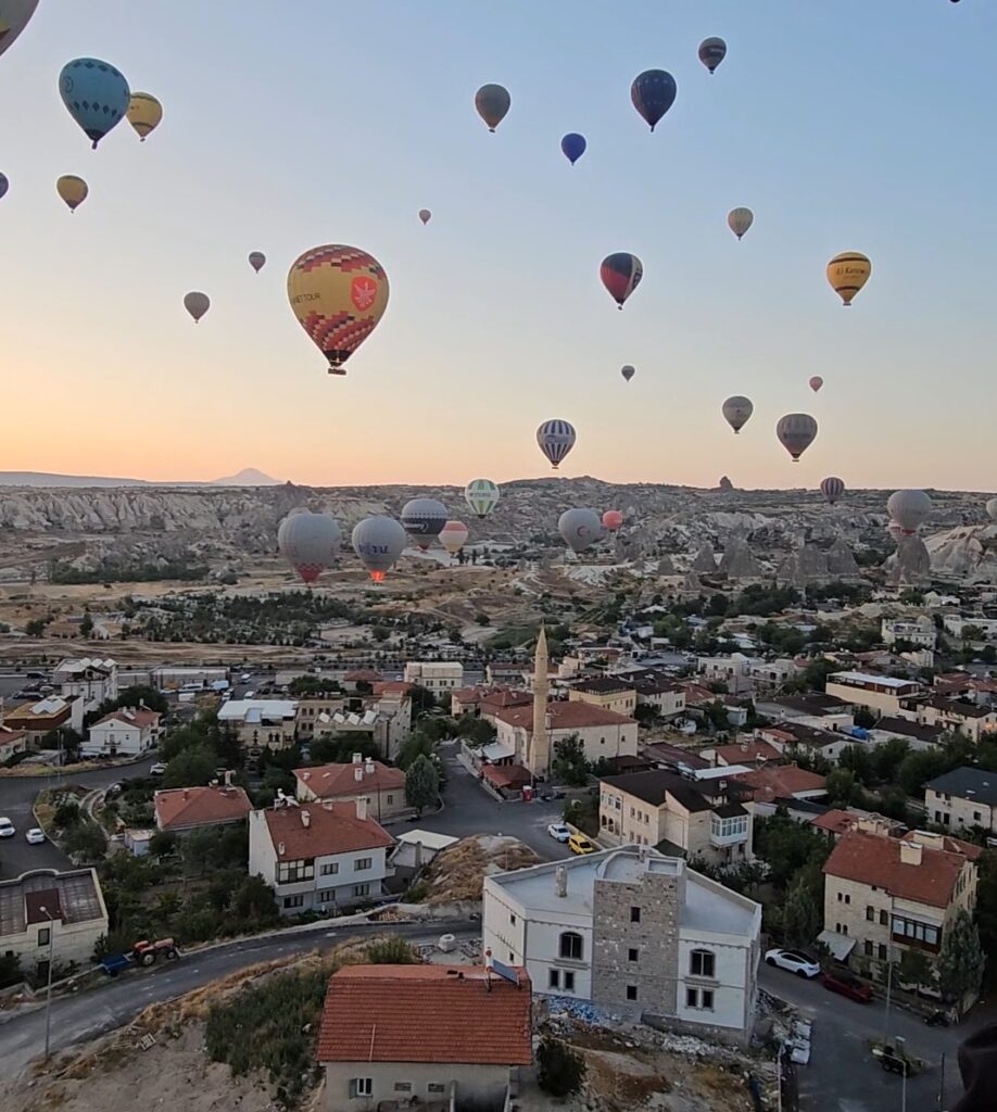 Maurizio Di Maggio ci porta in volo a Goreme in Cappadocia (Turchia), per un volo in mongolfiera.