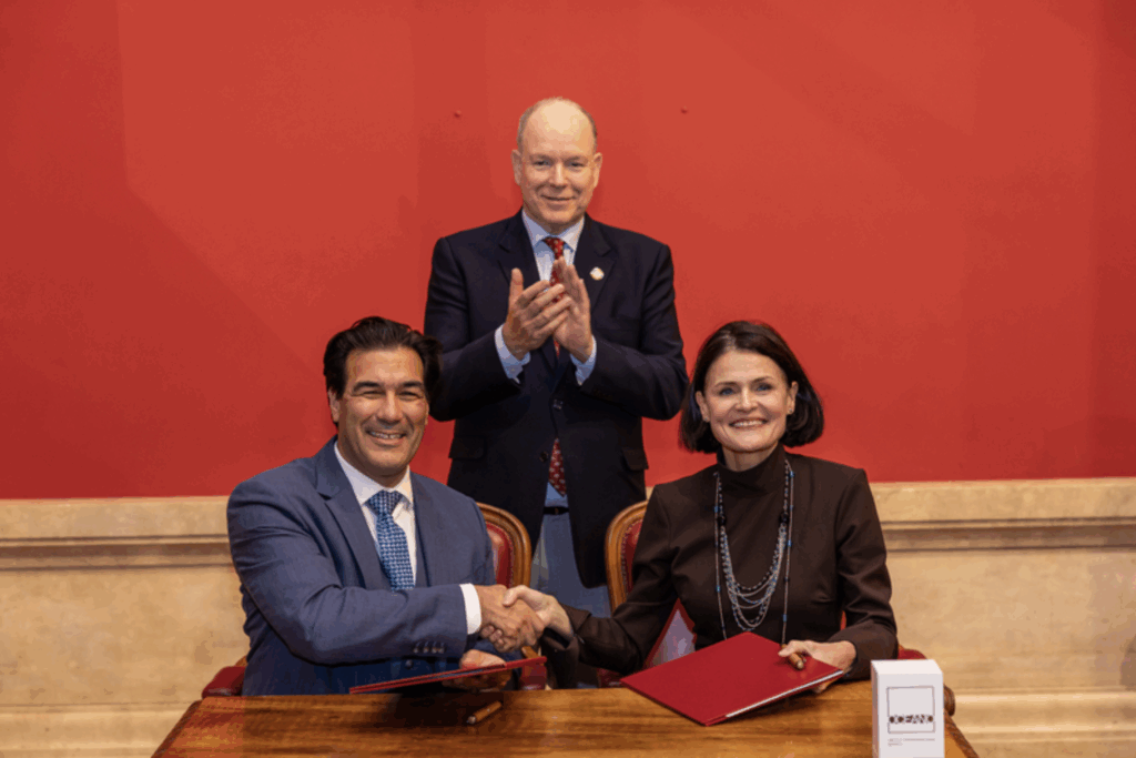 S.A.S. il Principe Albert II, ha assistito alla firma d'accordo tra l'Istituto Oceanografico di Monaco,Cyril Gomez, e il CFM-Indosuez Bénédicte Chrétien