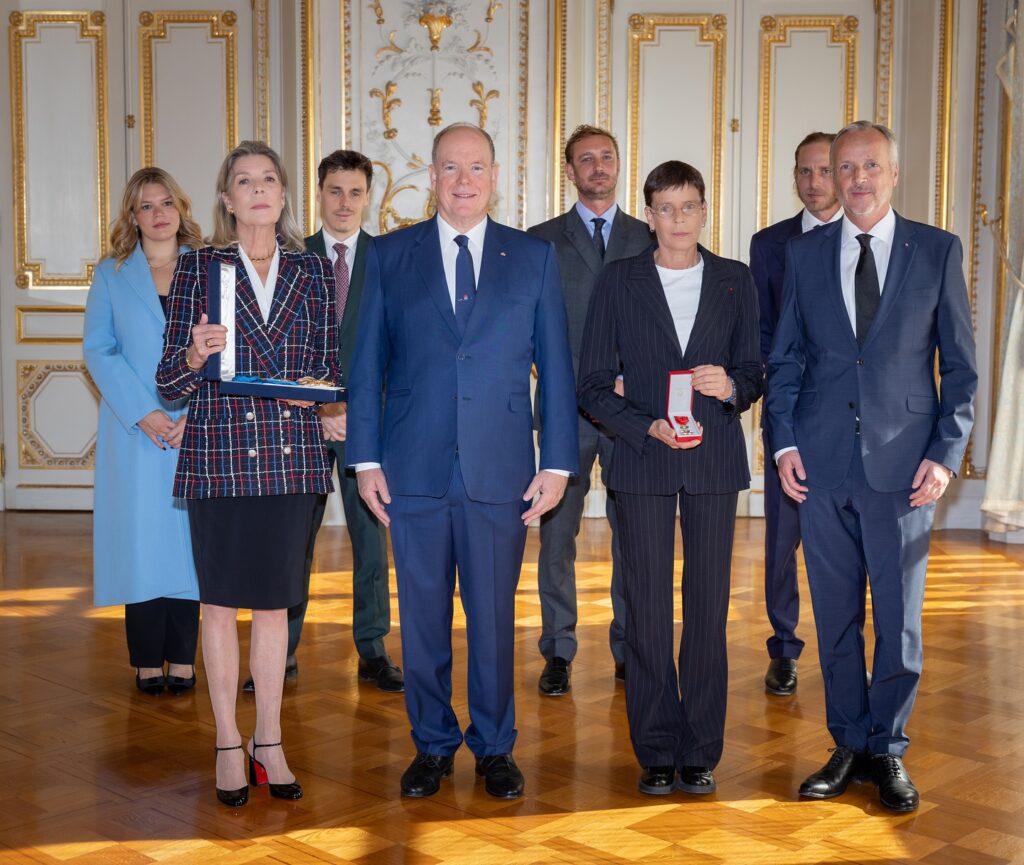 Al centro il Sovrano di Monaco a sinistra S.A.R. la Principessa di Hannover, a destra S.A.S. la Principessa Stéphanie, accanto l'Ambasciatore di Francia a Monaco Jean d'Haussonville